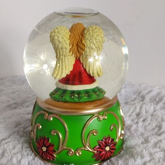 Musical Angel Praying Waterglobe  - Picture 4 of 8